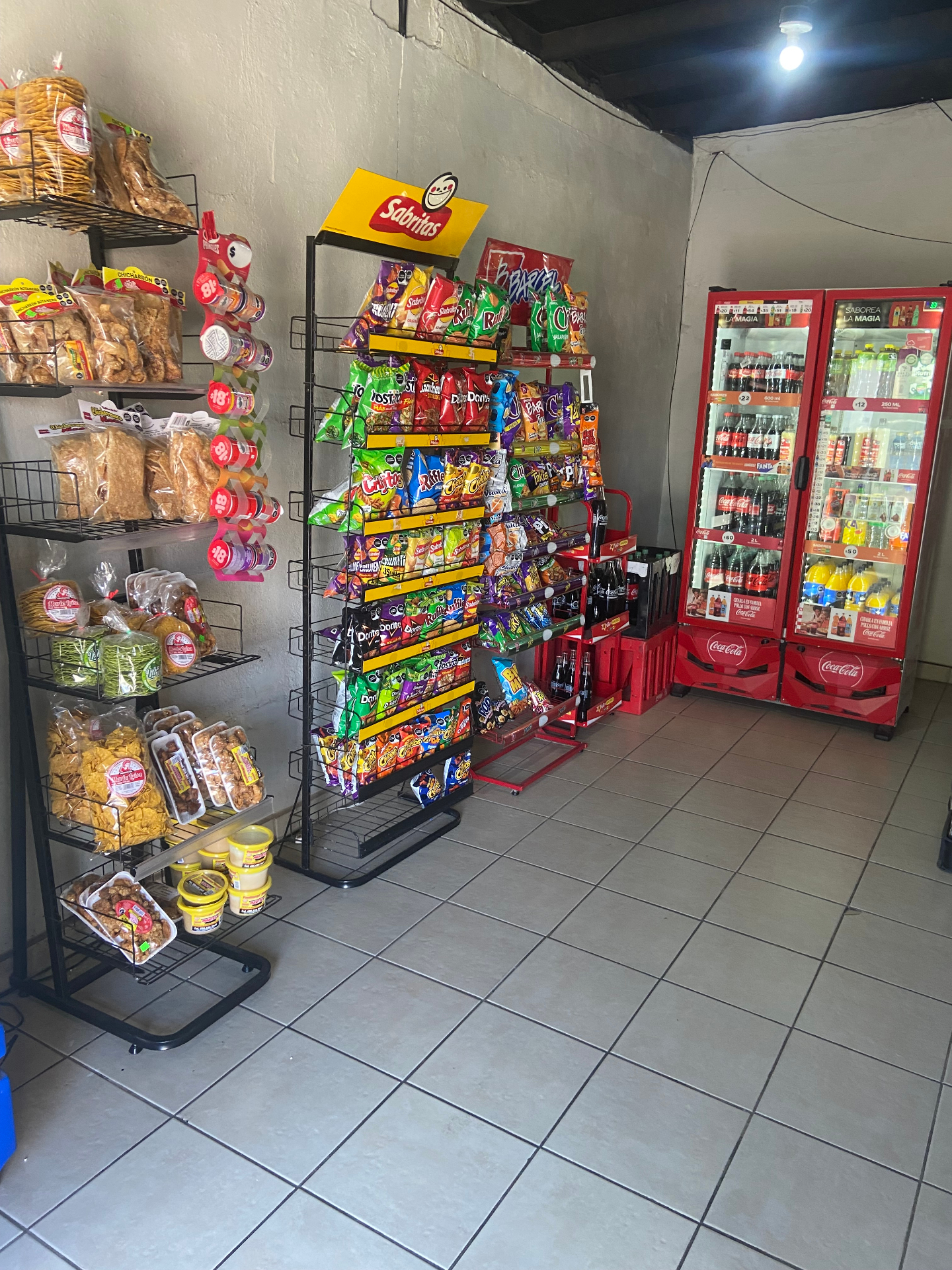 Botanas, frituras y refrescos fríos en Tortillería Xochimilco, Mexicali