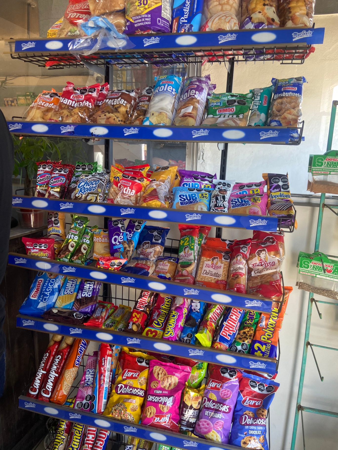 Pan dulce, galletas y dulces variados en nuestro abarrote